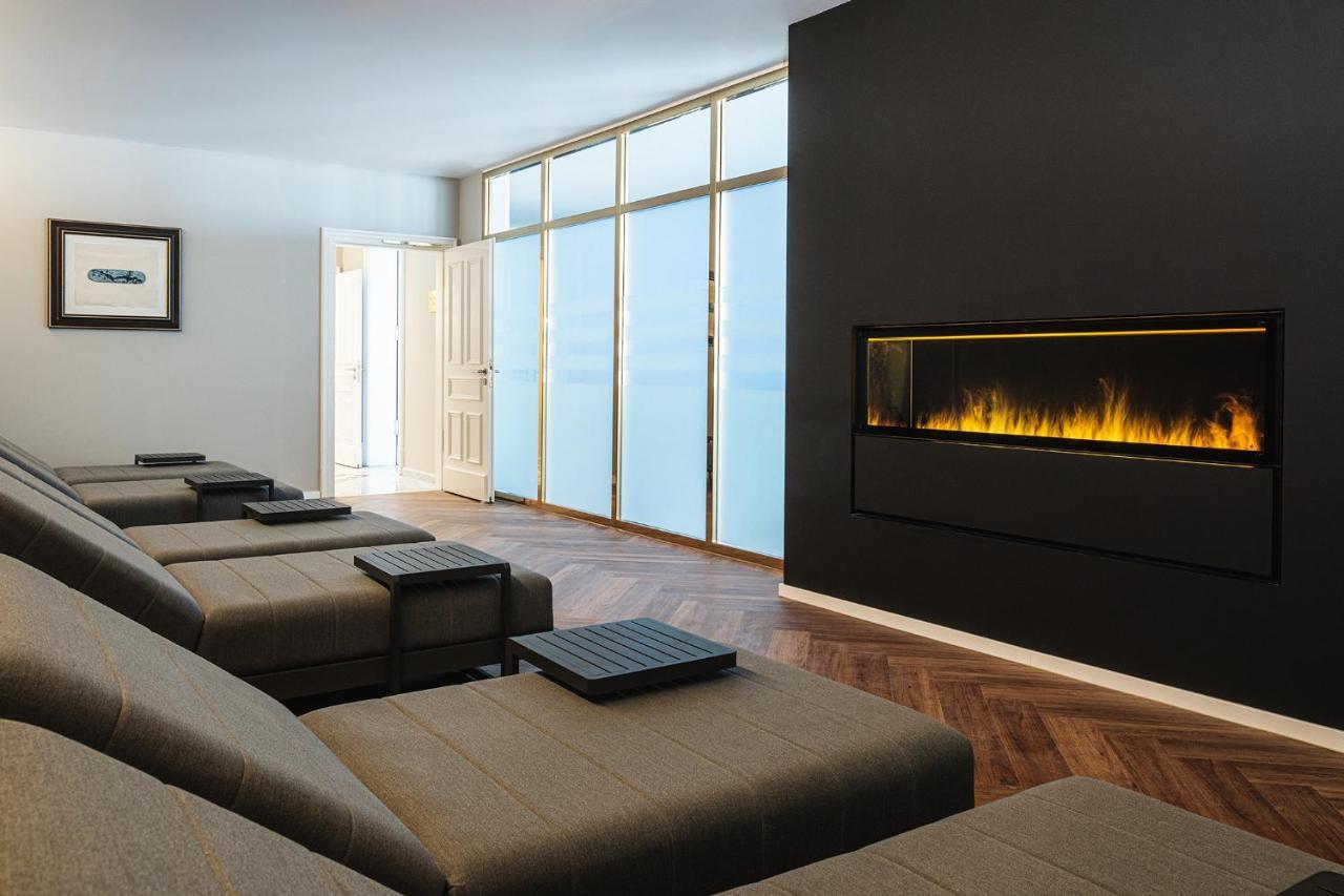 阿尔特霍夫施洛斯本斯堡大酒店 贝尔吉施-格拉德巴赫 外观 照片 A linear fireplace