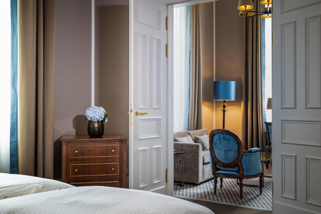 阿尔特霍夫施洛斯本斯堡大酒店 贝尔吉施-格拉德巴赫 外观 照片 A suite at the hotel