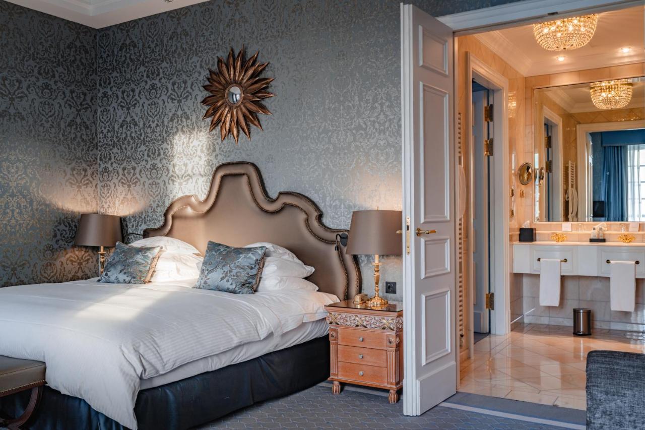阿尔特霍夫施洛斯本斯堡大酒店 贝尔吉施-格拉德巴赫 外观 照片 A bedroom at the hotel