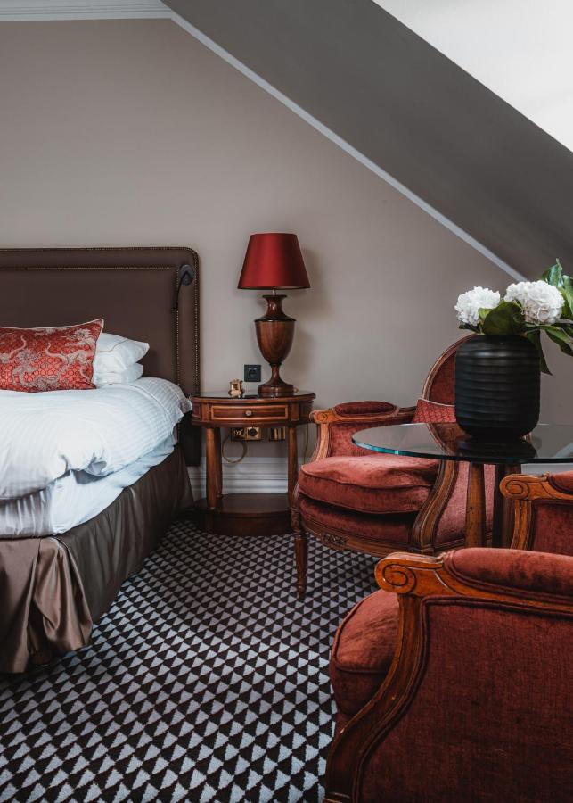 阿尔特霍夫施洛斯本斯堡大酒店 贝尔吉施-格拉德巴赫 外观 照片 A bedroom at the hotel